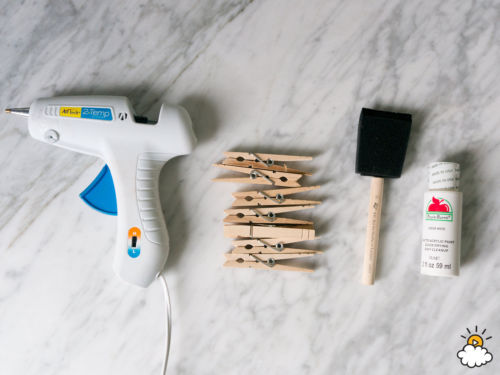 Szuperegyszerű és mutatós dísz a karácsonyfára, ruhacsipeszekből