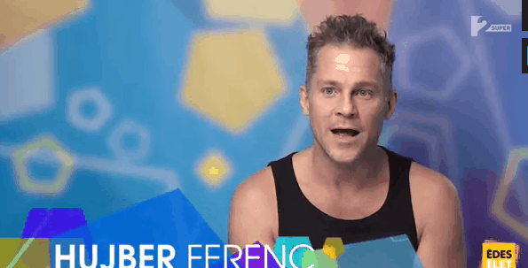 Lángra kapott Cynthia haja a kádban