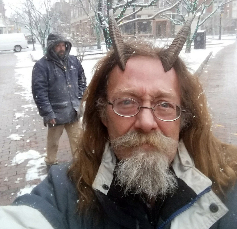 Phelan Moonsong így él a mindennapokban (Fotó: Phelan Moonsong/Twitter)