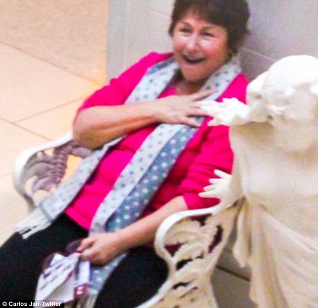 Megható: így reagált egy idegen a múzeumi lánykérésre