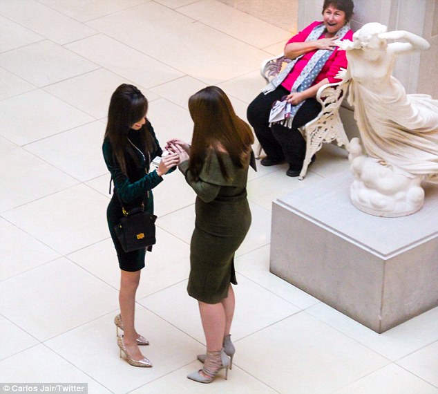 Megható: így reagált egy idegen a múzeumi lánykérésre Megható: így reagált egy idegen a múzeumi lánykérésre