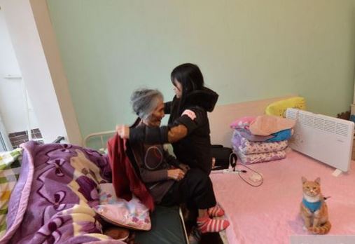 93 éves nagymamájával jár egyetemre a 20 éves lány 