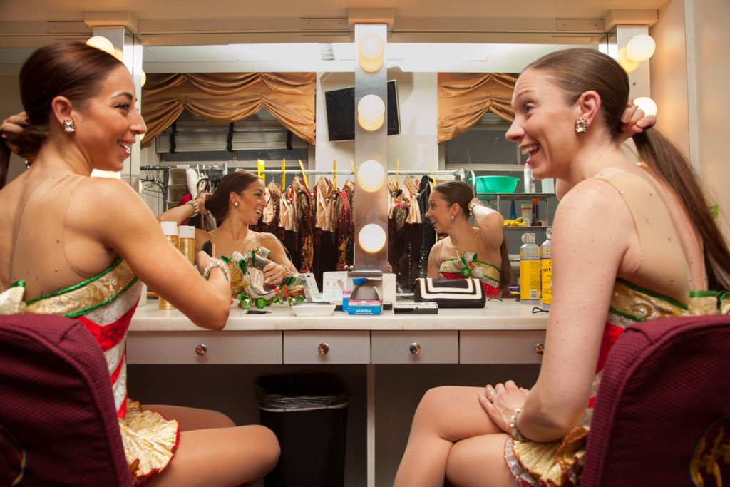 Gyönyörű karácsonyi frizura-inspiráció egyenesen jégkorcsolyázóktól