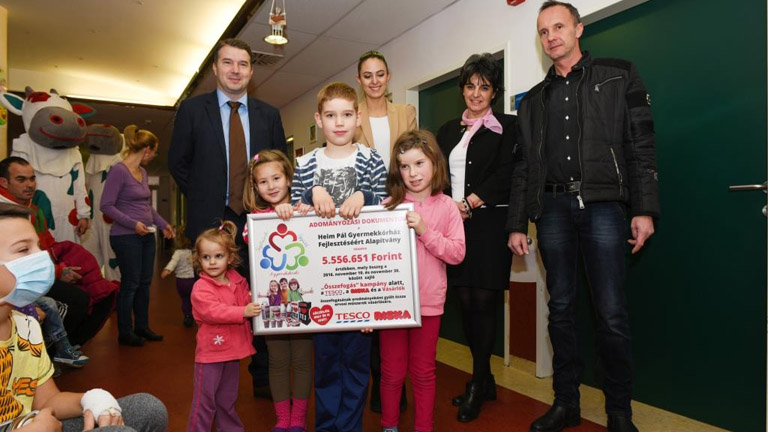 Gasztroszkópot, kolonoszkópot és az Alma Együttest hozta a Heim Pál kis betegeinek az elő-Jézuska