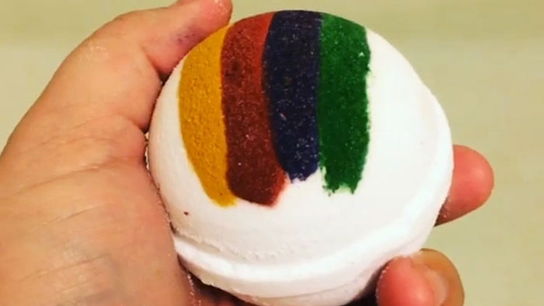 Ez a fürdőgolyó eldönti, hogy melyik roxforti házba tartozol