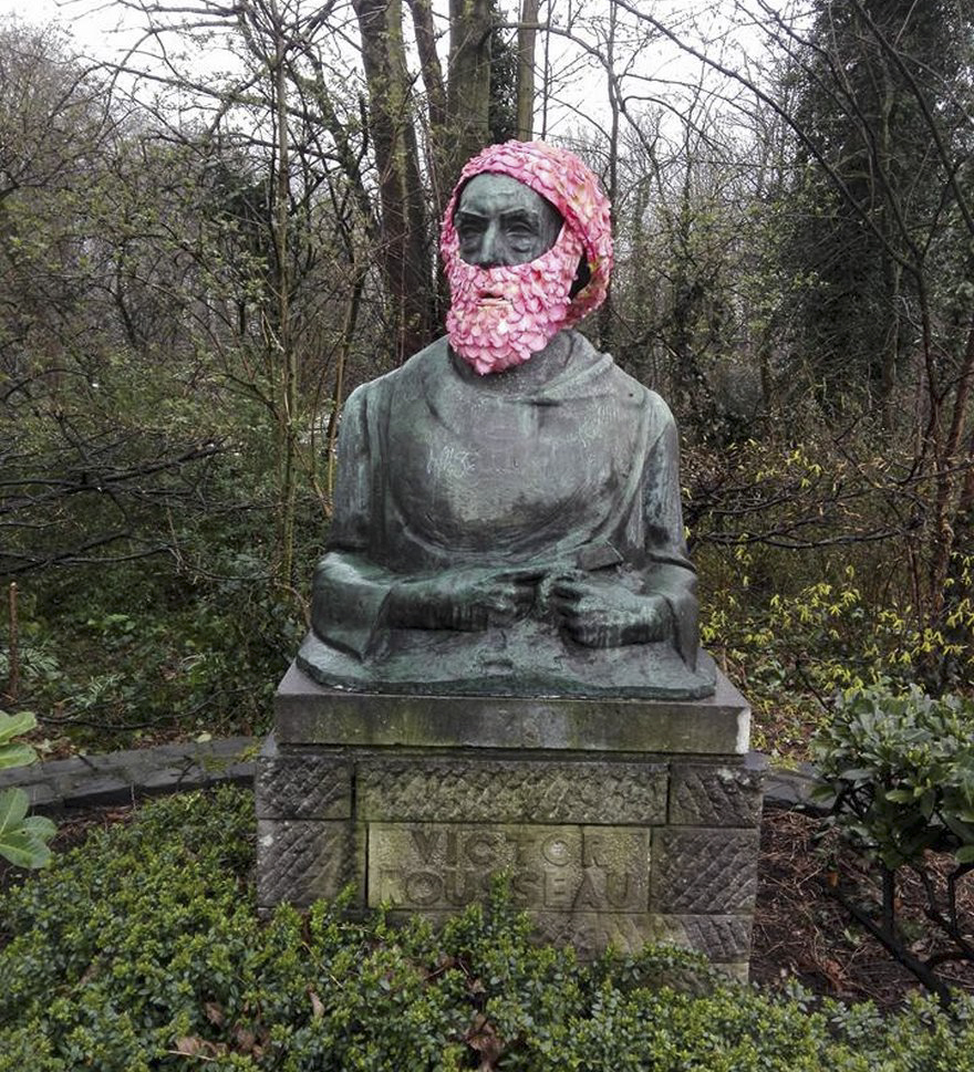 Virágszakállakkal dekorálja Brüsszel elfeledett szobrait egy művész