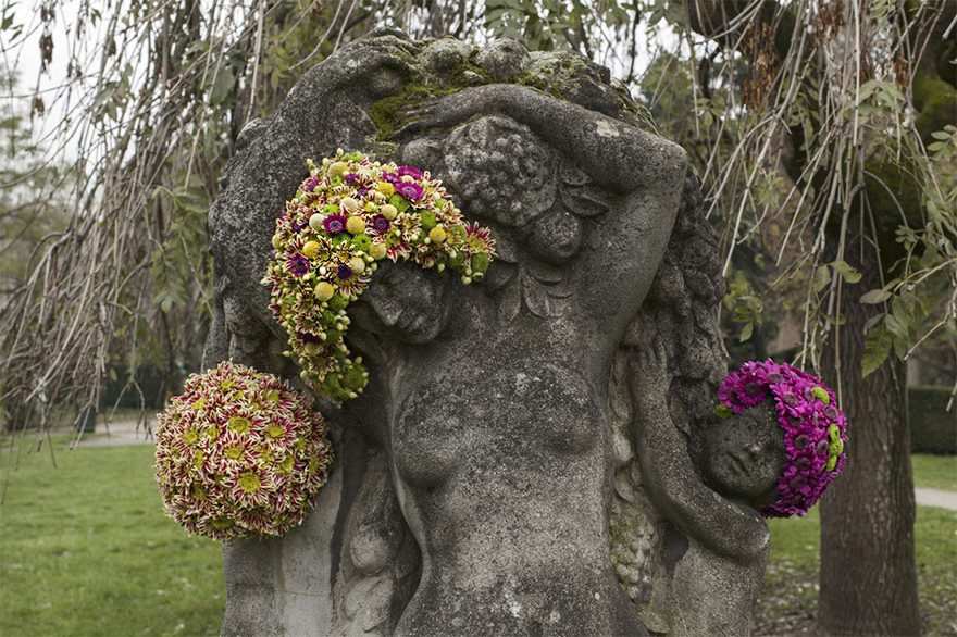 Virágszakállakkal dekorálja Brüsszel elfeledett szobrait egy művész