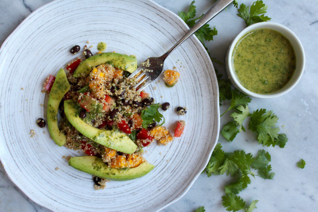 Dobd fel a quinoát fekete babbal, avokádóval és mangóval!