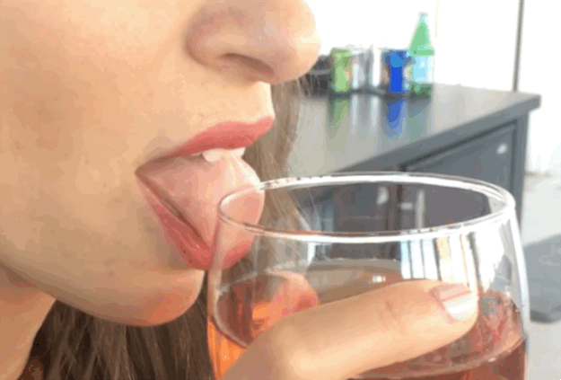 Nem kopik le a rúzsod, ha így iszol - videó