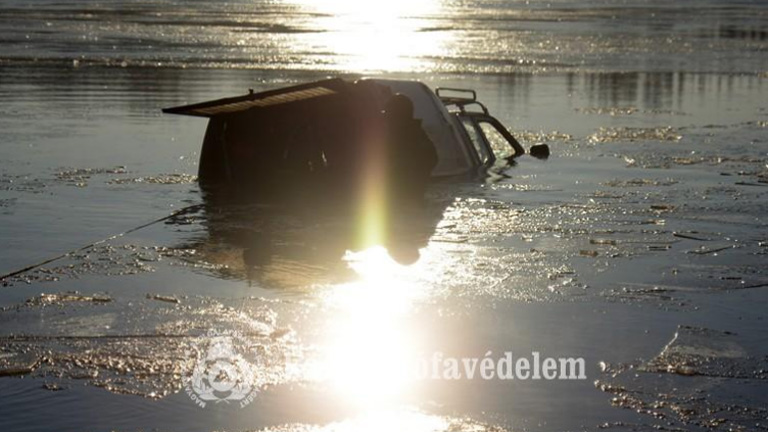 A Dunába hajtott egy autó - videó