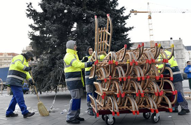 Leszedték az ország karácsonyfáját - fotók