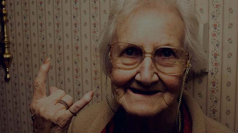 10 brutálisan őszinte mondat, amit csak a nagyik mernek kimondani