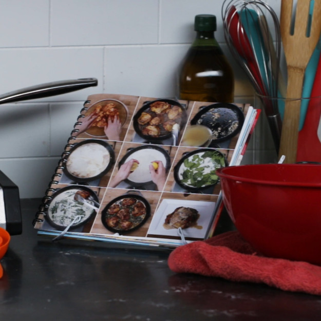 DIY: készíts praktikus könyvtartót ruhafogasból!