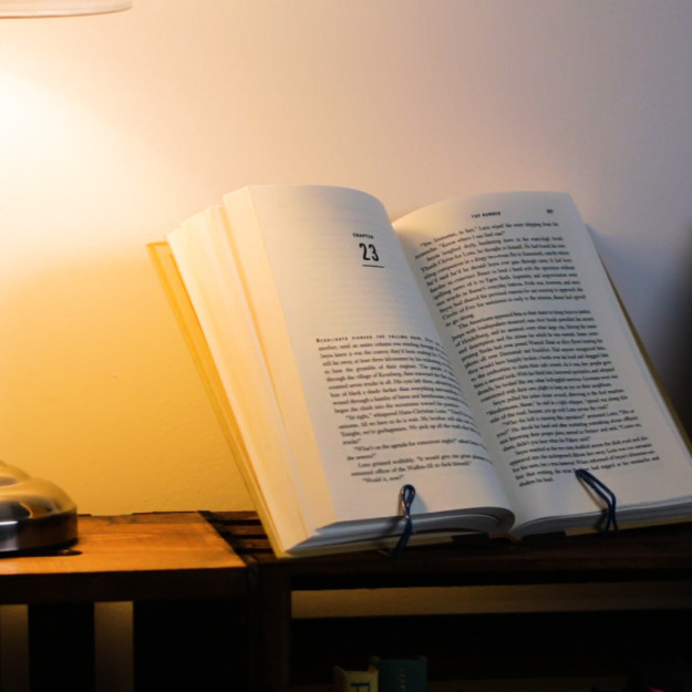 DIY: készíts praktikus könyvtartót ruhafogasból!