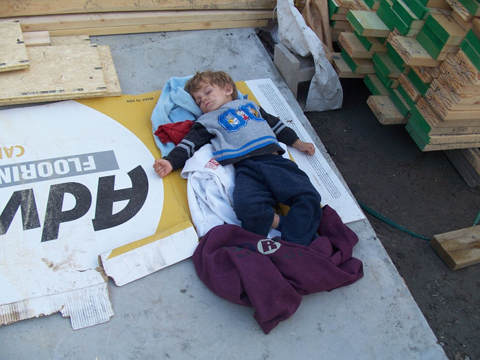 Teljesen egyedül, Youtube videók alapján húzta fel házát a négygyerekes anyuka