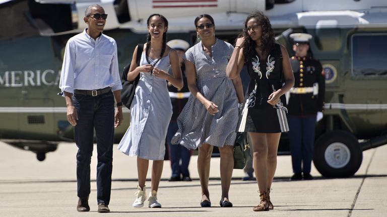 Barack, Malia, Michelle és Sasha Obama a Marine One elnöki helikopter előtt