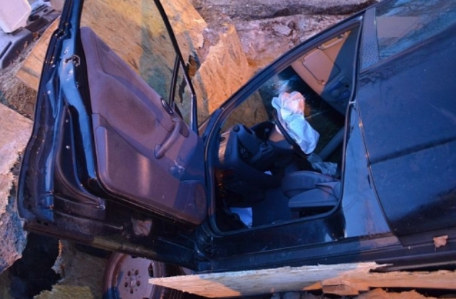 Elnézte az útfelújítást, belehajtott a munkagödörbe Elnézte az útfelújítást, belehajtott a munkagödörbe