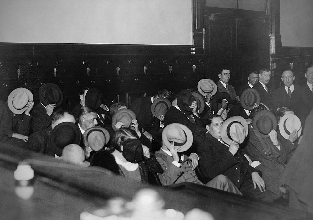 Nincs olyan a teremben, aki ne takarná el az arcát a fotósok elől (Fotó: ullstein bild)