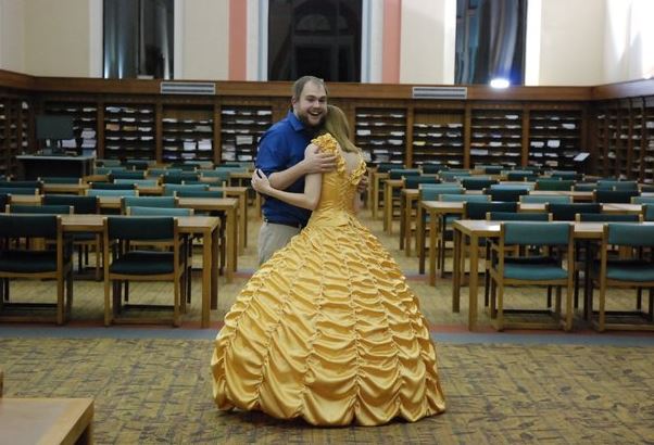 Ruhát varrt menyasszonyának a világ legromantikusabb vőlegénye