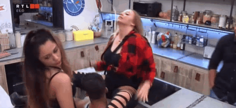 Így bújt anno két nő (VV Evelin és VV Mici) lábai közé