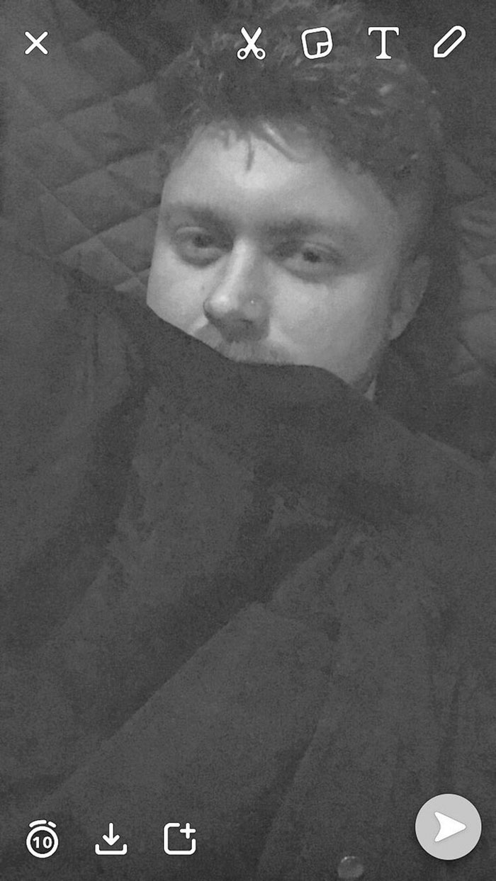 Így adta be barátnőjének, hogy már ágyban van, miközben igazából bulizott Így adta be barátnőjének, hogy már ágyban van, miközben igazából bulizott