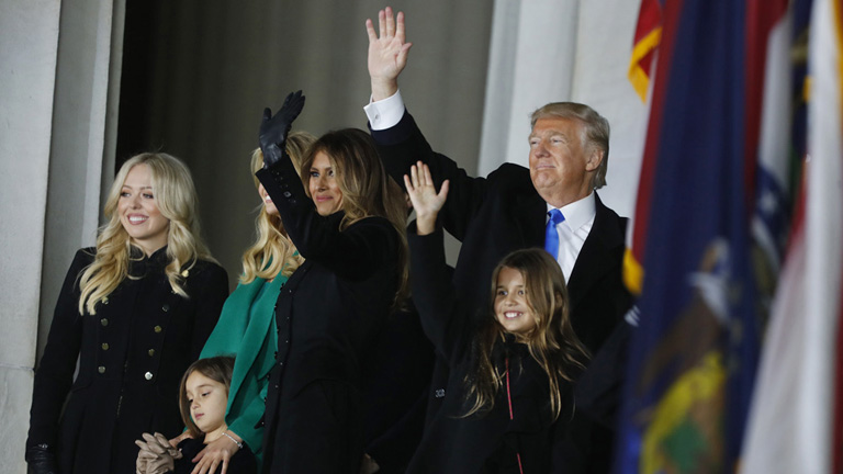 Óriási felhajtás mellett iktatják be Donald Trumpot