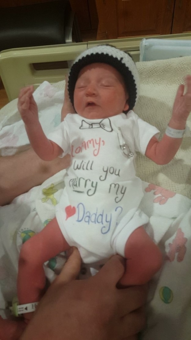 Újszülött kisfia segítségével kérte meg szerelme kezét az apuka Újszülött kisfia segítségével kérte meg szerelme kezét az apuka