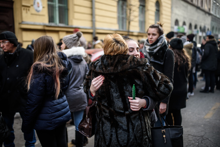 Veronai buszbaleset: megrázó megemlékezés volt a gimnáziumnál