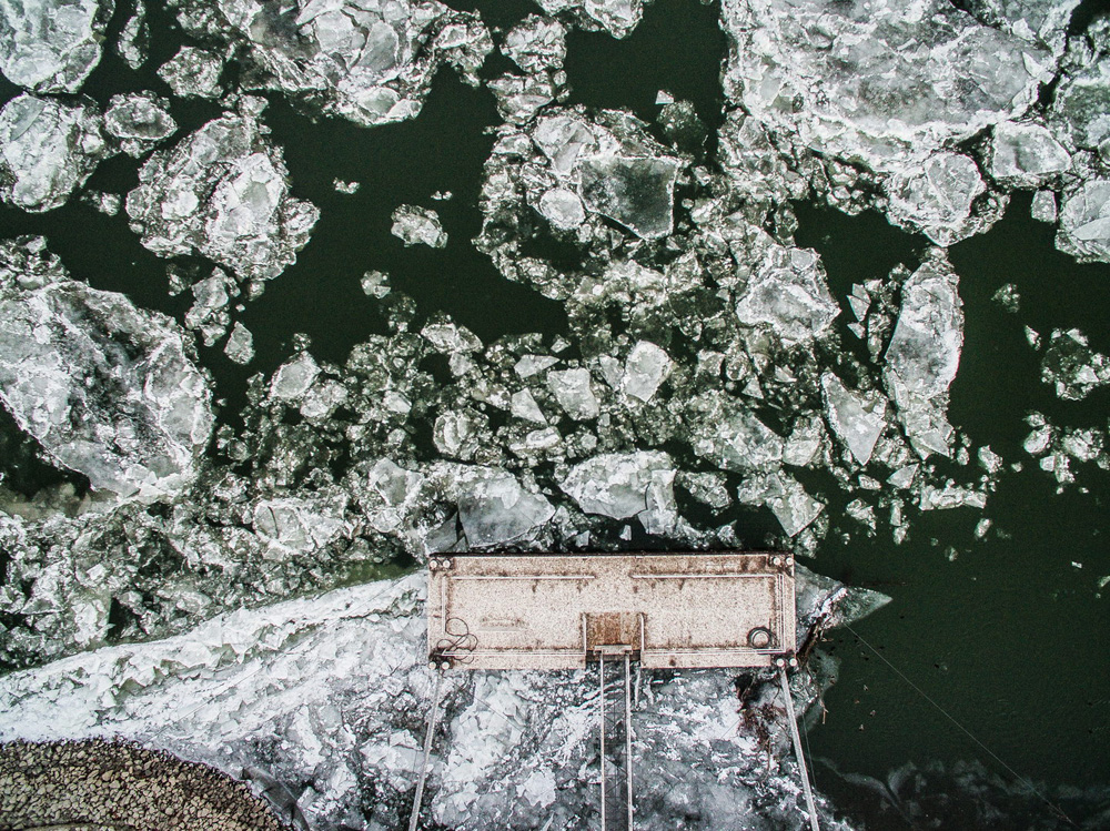 Látványos drónfotók a jégbe fagyott országról és Budapest fényeiről