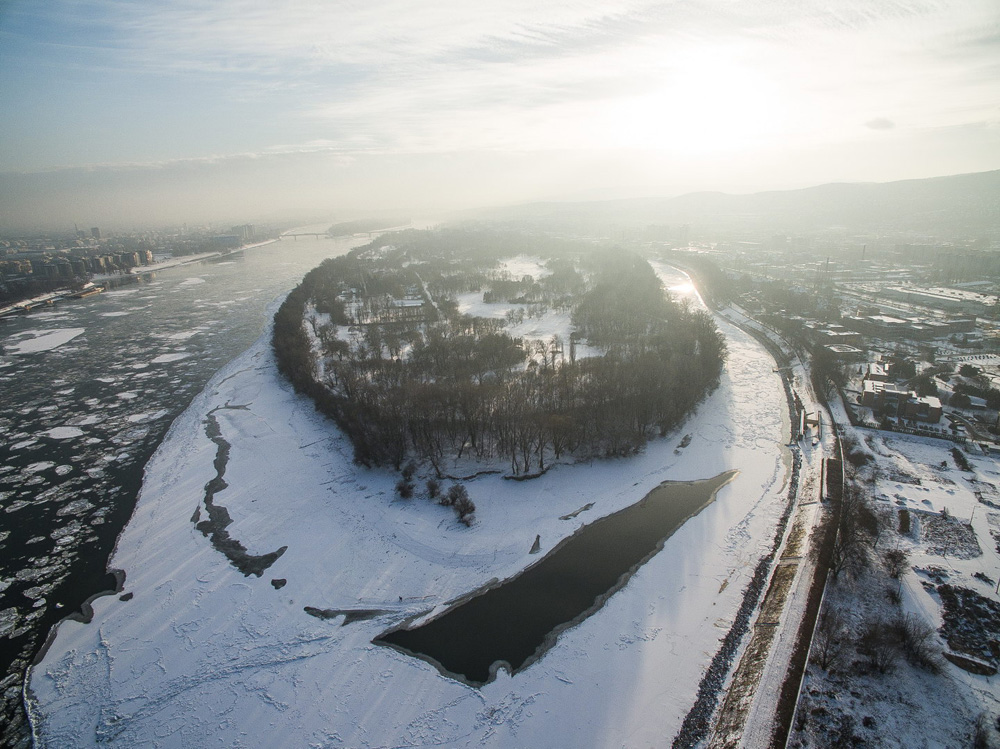 Látványos drónfotók a jégbe fagyott országról és Budapest fényeiről