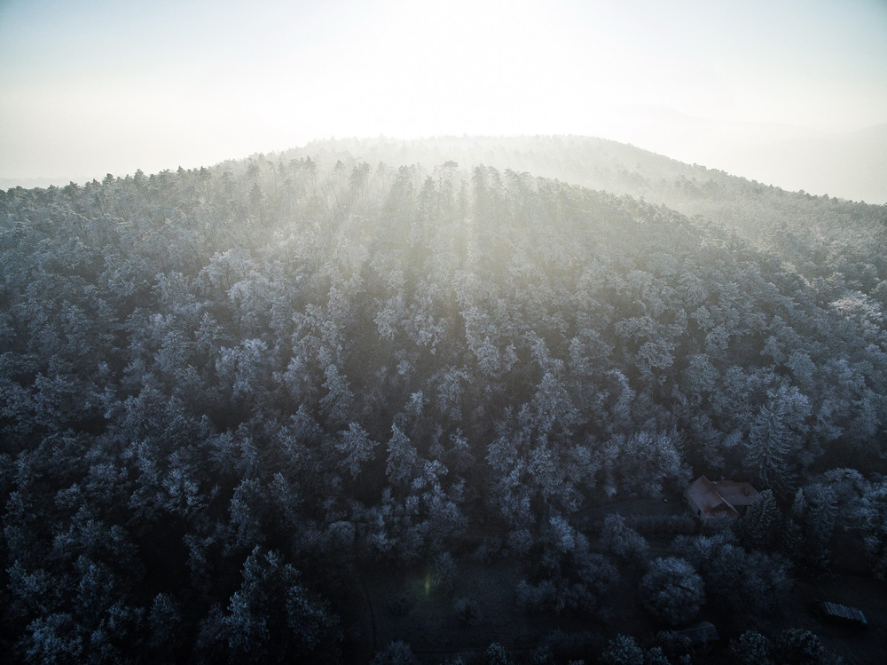 Látványos drónfotók a jégbe fagyott országról és Budapest fényeiről