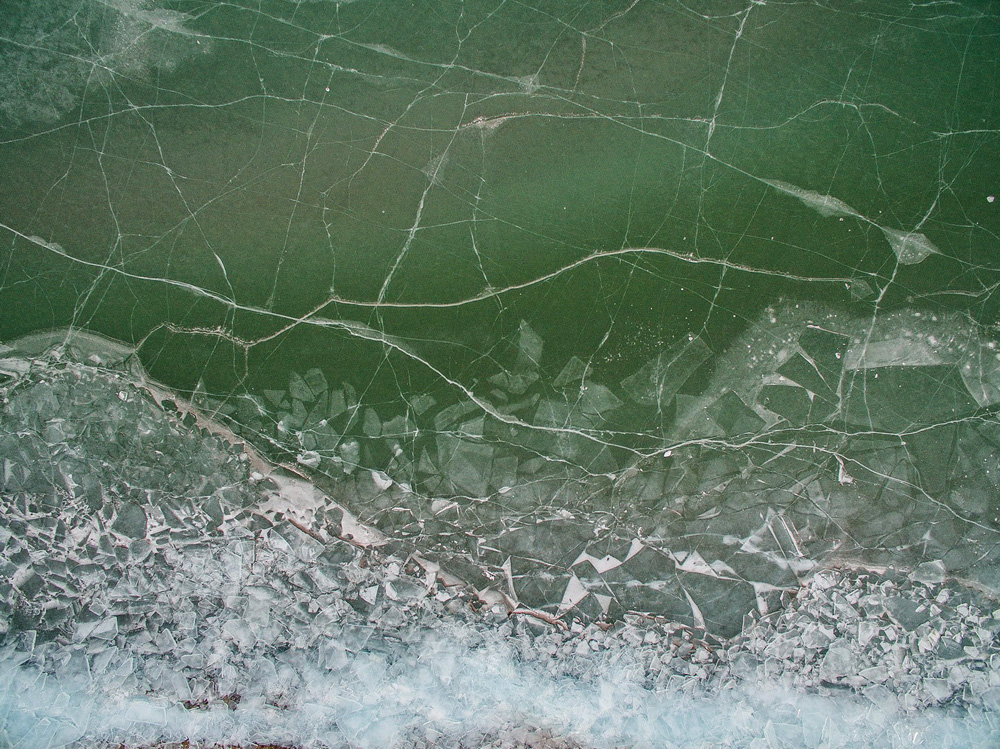 Látványos drónfotók a jégbe fagyott országról és Budapest fényeiről