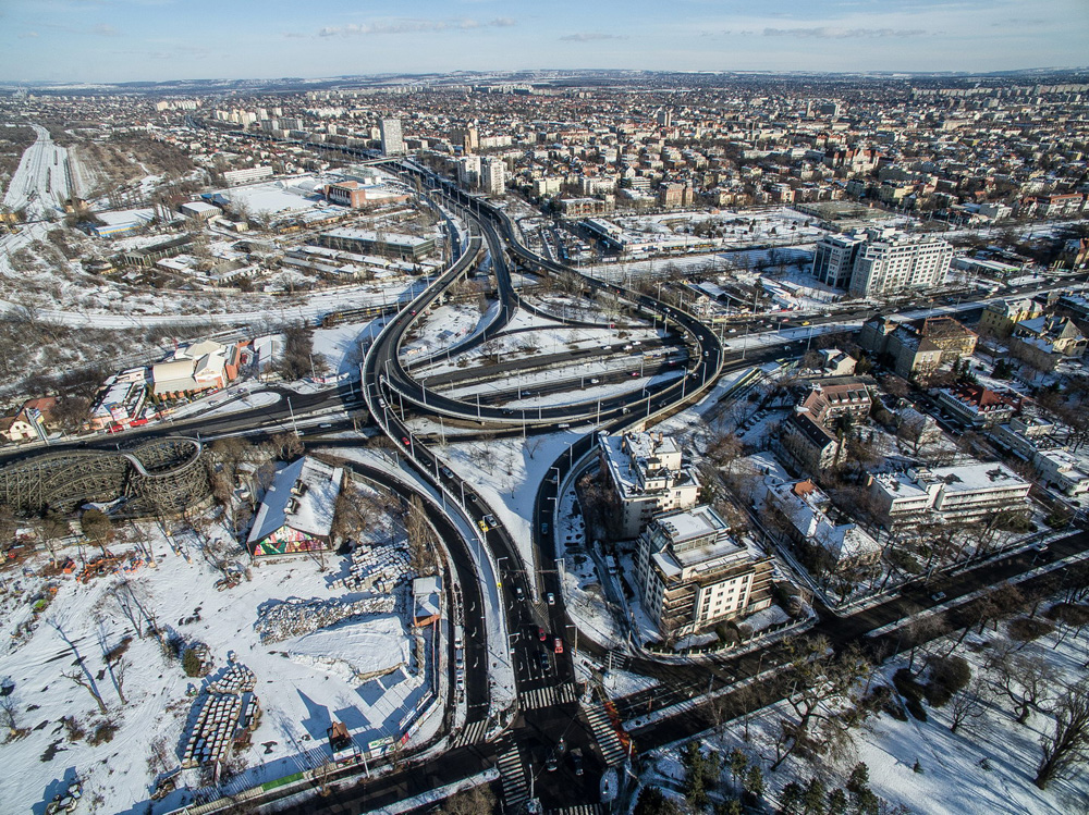 Látványos drónfotók a jégbe fagyott országról és Budapest fényeiről