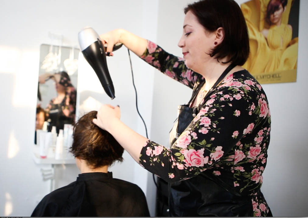 Fodrász, kozmetikus és szociális munkás - ismerjétek meg Magdit és a Tükörkép Műhelyt Fodrász, kozmetikus és szociális munkás - ismerjétek meg Magdit és a Tükörkép Műhelyt