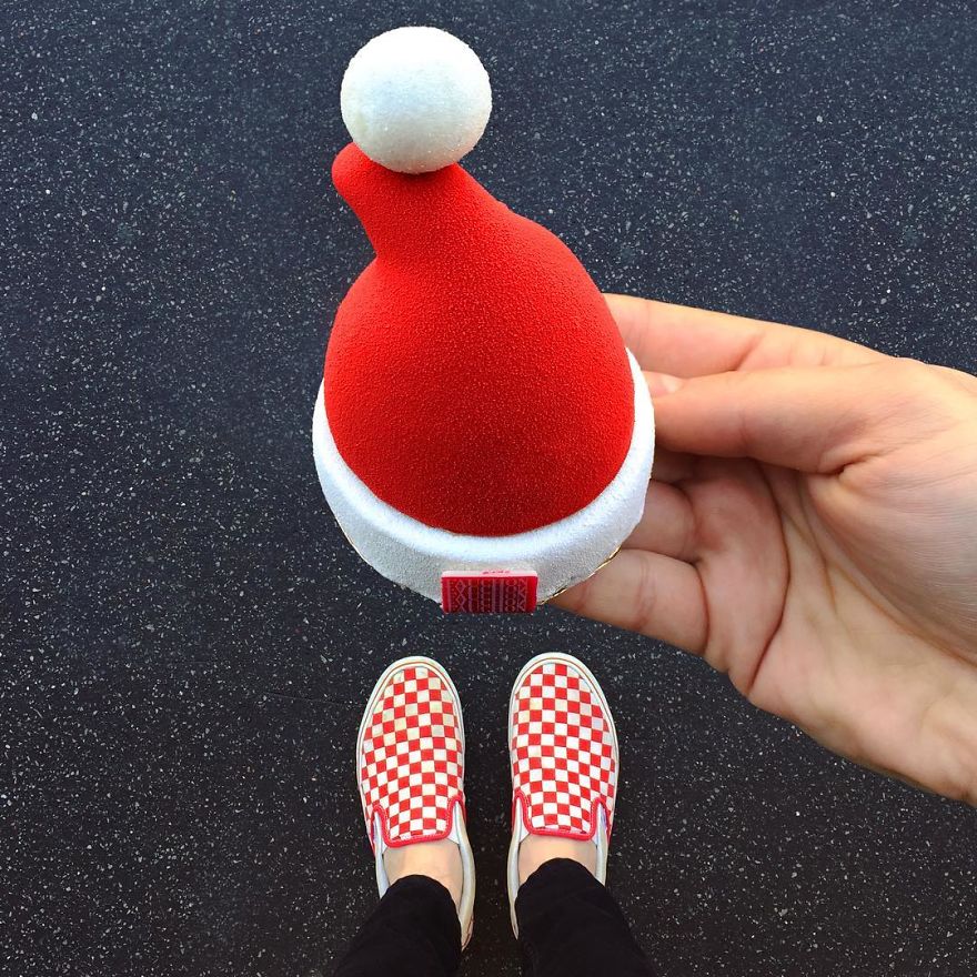 Cipőihez passzoló desszertekkel pózol a párizsi férfi Cipőihez passzoló desszertekkel pózol a párizsi férfi