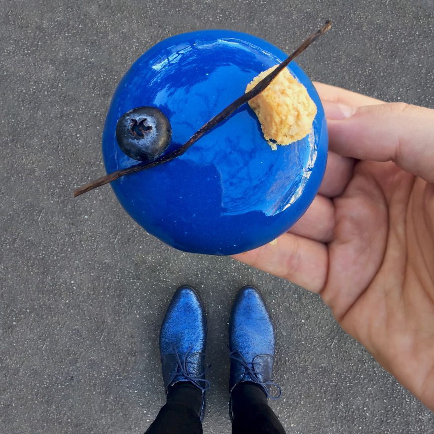 Cipőihez passzoló desszertekkel pózol a párizsi férfi Cipőihez passzoló desszertekkel pózol a párizsi férfi