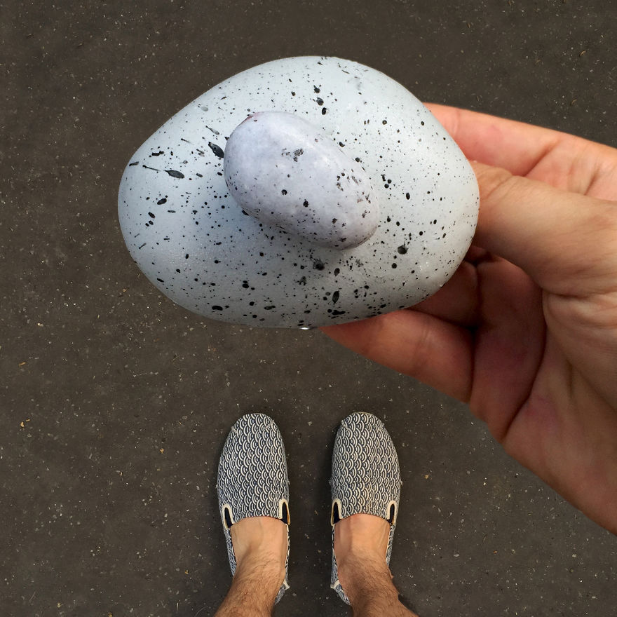 Cipőihez passzoló desszertekkel pózol a párizsi férfi Cipőihez passzoló desszertekkel pózol a párizsi férfi