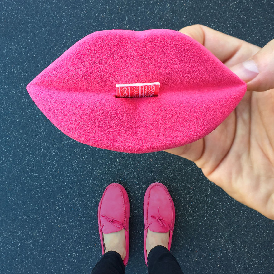 Cipőihez passzoló desszertekkel pózol a párizsi férfi Cipőihez passzoló desszertekkel pózol a párizsi férfi