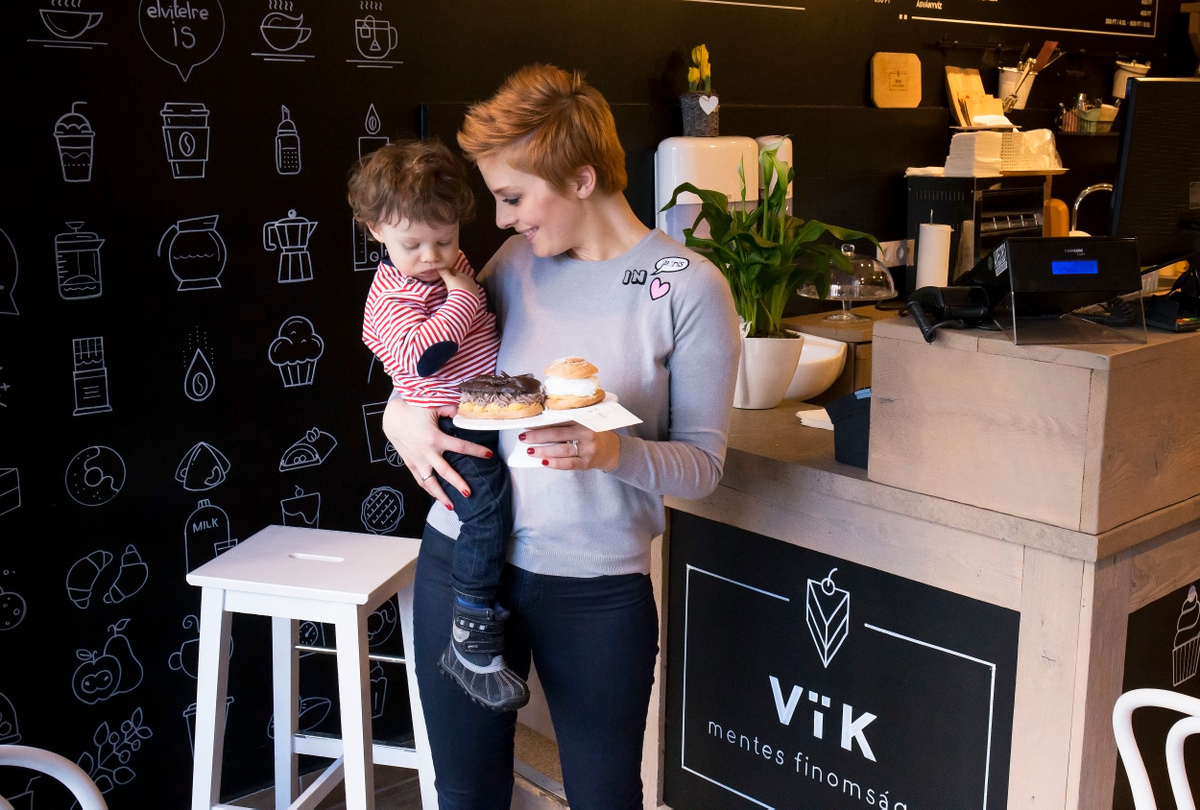 Látnod kell mennyire cuki Tatár Csilla sütit majszoló kisfia