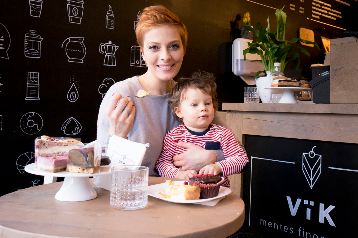 Látnod kell mennyire cuki Tatár Csilla sütit majszoló kisfia