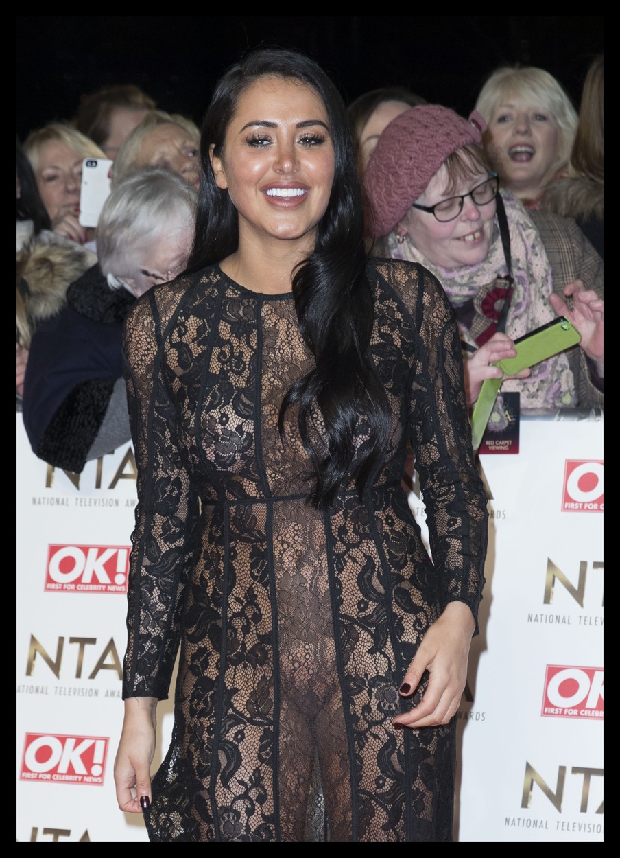 Vörös szőnyeg: Bugyi nélkül, áttesztő ruhában bálozott Marnie Simpson