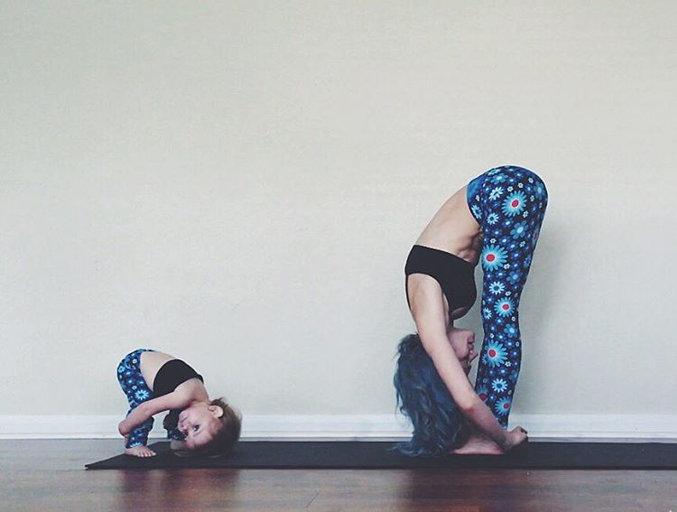 Cuki fotók: gyerekeivel pózol a jógás anyuka