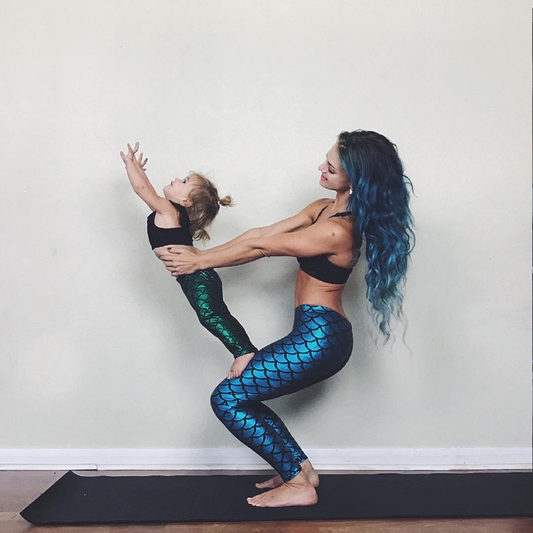 Cuki fotók: gyerekeivel pózol a jógás anyuka