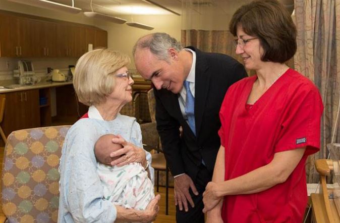 Hivatásos babaölelők segítik az első napokban az ópiumfüggő babákat