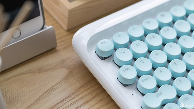 Itt a billentyűzet, amivel megint írógépen pötyöghetünk