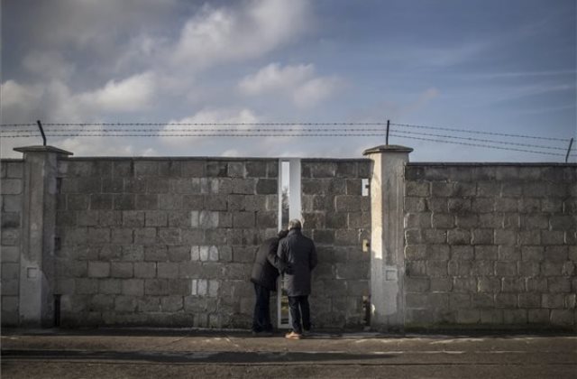 egemlékezők az egykori sachsenhauseni náci koncentrációs táborban