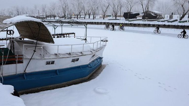 Az első Tisza-tavi jégkerékpárverseny és túra résztvevői Tiszafüreden 2017. január 28-án. MTI Fotó: Bugány János 