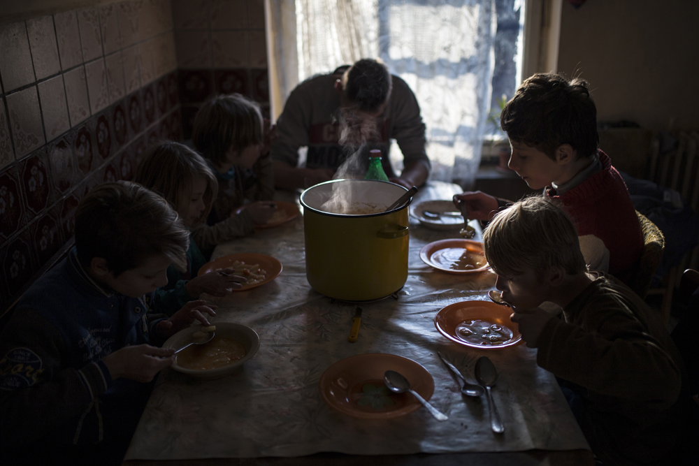 Társadalomábrázolás, dokumentarista fotográfia (egyedi) 1. díj: Móricz-Sabján Simon (Népszabadság/Világgazdaság): Ebéd