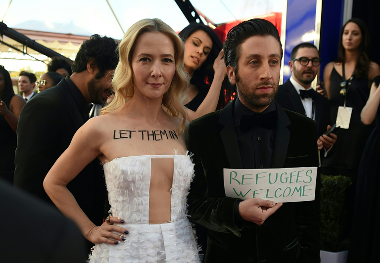 A hétvégi SAG-díjátadó gálán is téma volt a kitiltiás: Jocelyn Towne és Simon Helberg a menekültek beengedéséért demonstráltak a vörös szőnyegen