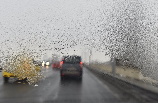 Szerdán is a szélvédőkre fagy az ónos eső (fotó: 